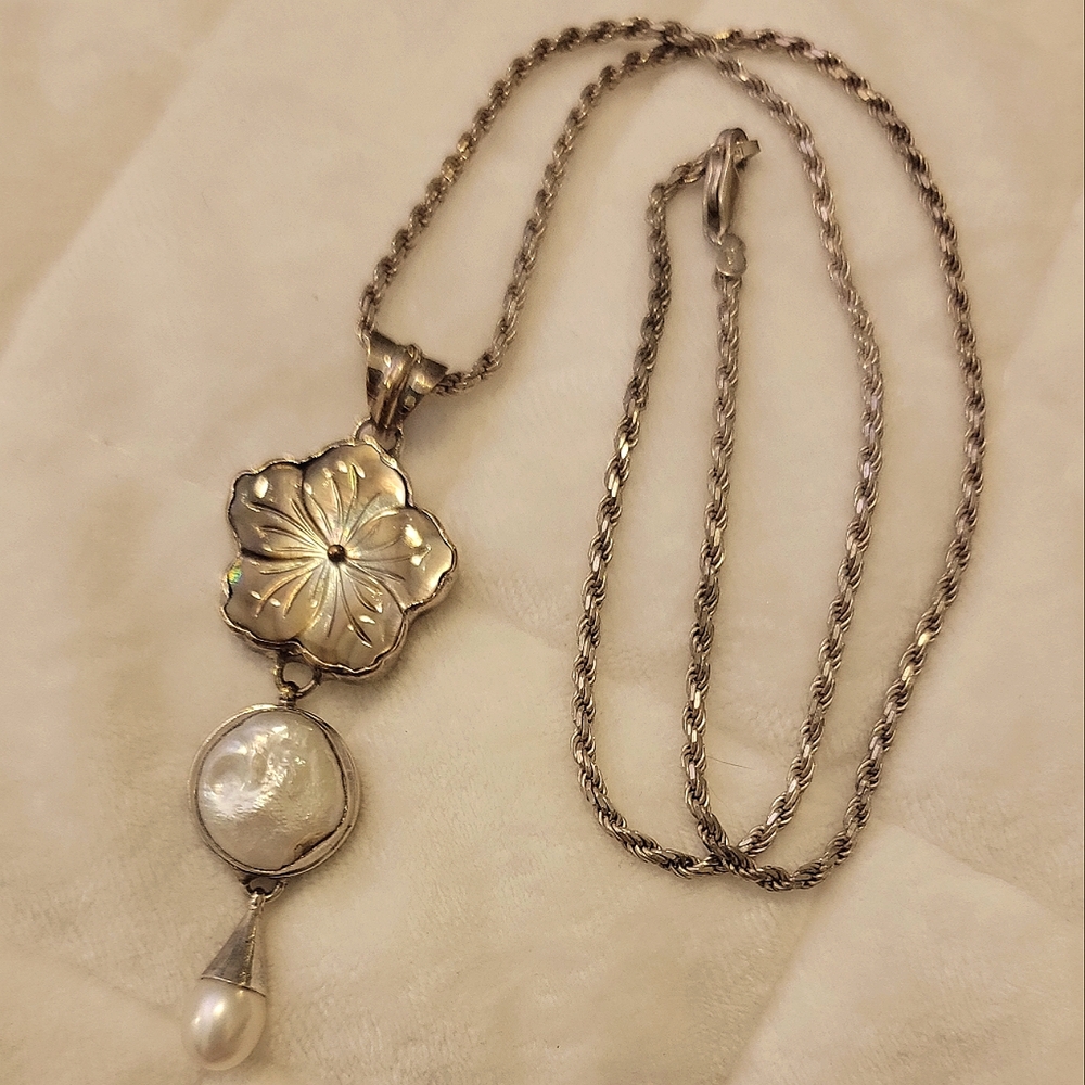 Stunning Sterling Silver Carved MOP & Pearl Flower Necklace - Picture 7 of 12